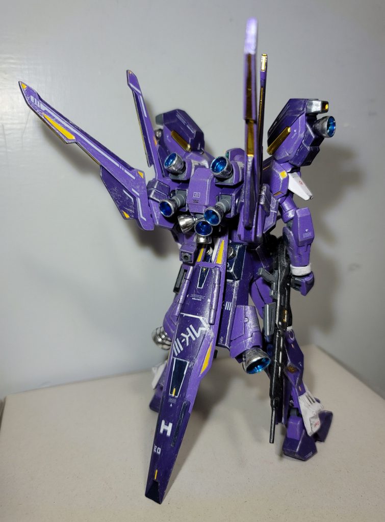 これはまた機体データベースからの情報だが今装備している飛行用バックパックは広域先制攻撃用ミサイルポットに換装できるらしくまた、この機体にはアーマード・モジュールという名の大型強化装備が複数存在している模様他のmk-Ⅲと同様、この機体は表舞台の記録には乗らなかったそれでも機体に付いた戦いの痕跡が示す通りこの機体は確かに戦場を駆け抜けた