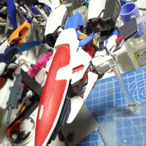 脚部をアリオスガンダムのパーツからハルートのパーツに換装してみました！ミサイルコンテナを装備できなくなるかわりに機動力と推力の向上という感じです。可変時の見た目もより戦闘機っぽくなって良きかなと。なんか波動砲撃てそうな見た目になって来た(笑)（2枚目）