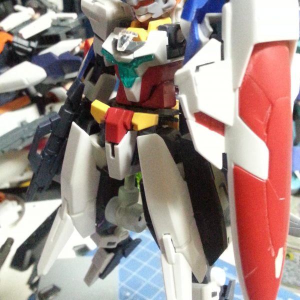 脚部をアリオスガンダムのパーツからハルートのパーツに換装してみました！ミサイルコンテナを装備できなくなるかわりに機動力と推力の向上という感じです。可変時の見た目もより戦闘機っぽくなって良きかなと。なんか波動砲撃てそうな見た目になって来た(笑)（1枚目）