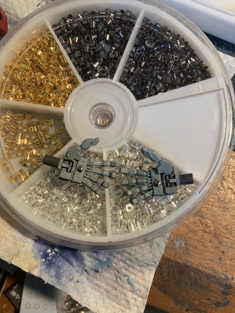 手のひらの中心にメタルパーツを取り付けIフィールド装置を再現