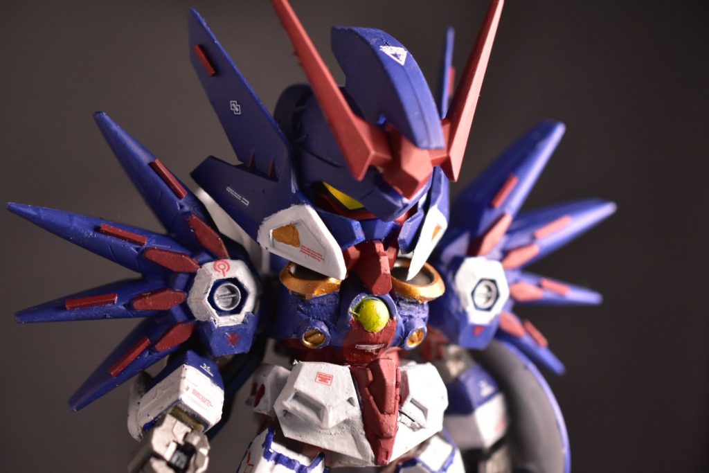 筆塗りまだまだなのでアップにすると粗が目立ってしまいます。各部にデカールと プラ材でレッドポイントつけて見ました。