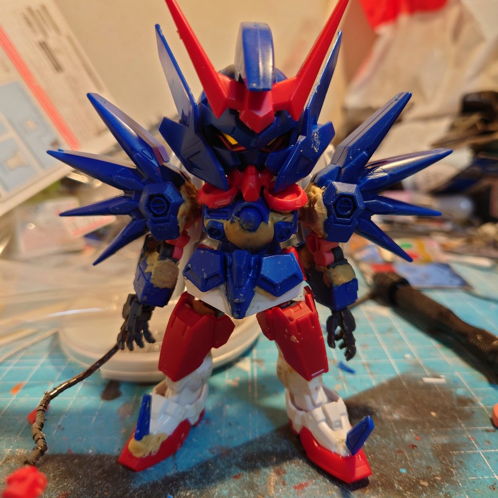 30mmのパーツを使用して見栄えを良くしました。胸部の部分は、アクエリアスのキットだと太めになってしまうので、ウイングゼロのものを使用してアクエリアスのパーツをつけた感じです。