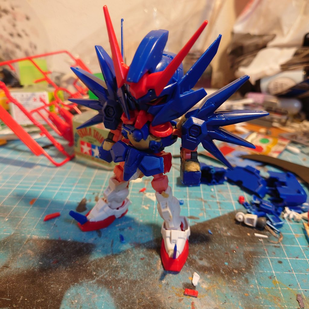 資料があまりないので独自解釈が多くなりました。パーツをバラしてフレーム入れ込みパテ埋め膝部分が貧弱だったので