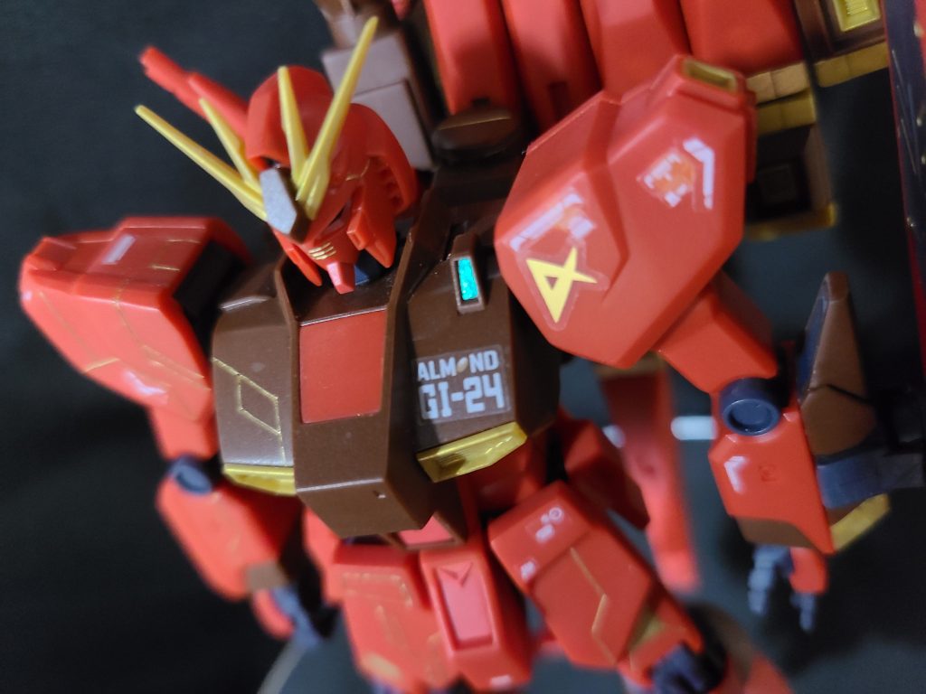 こちら、特別なのは本体色だけでなく、シールも特有のものが付いています。(左胸の部分。肩などはディテールアップで他キットのシール使用)細かいところも凝ってます。