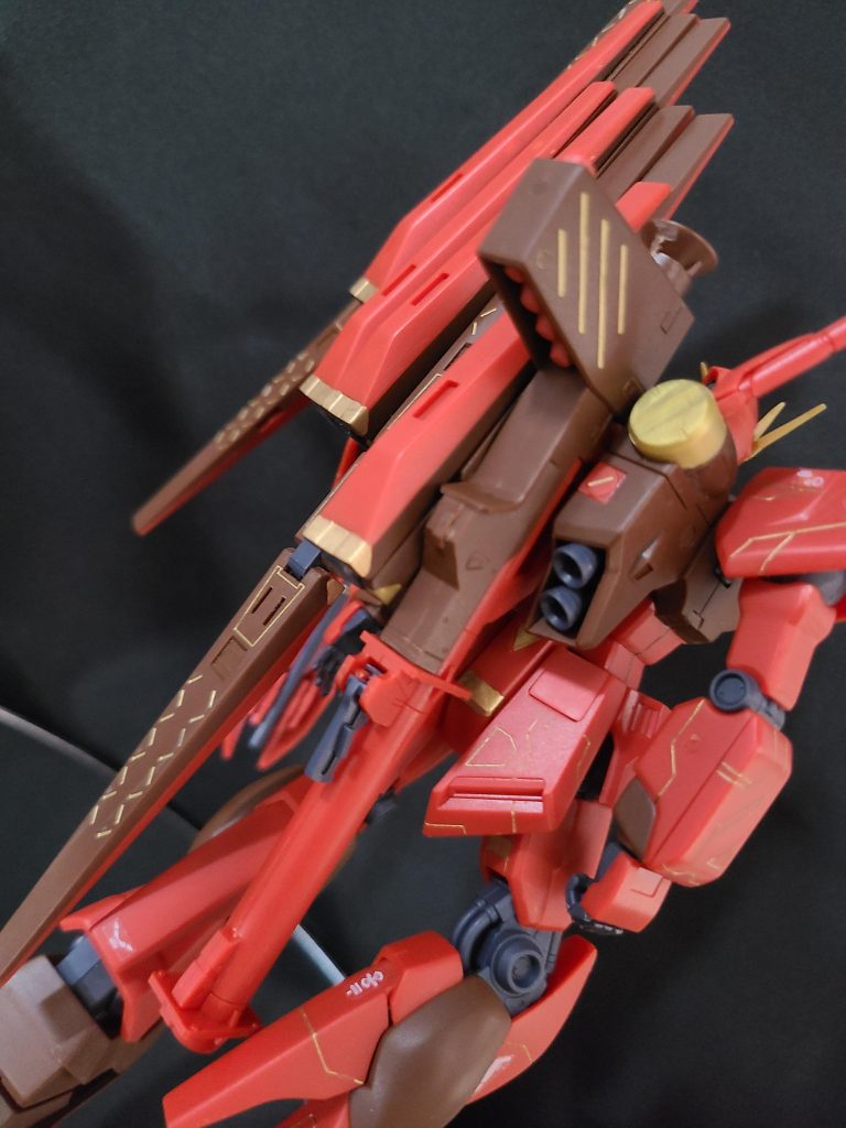 スミ入れはゴールドで行いました。明治アーモンドチョコレートVer.との親和性も高く、高級感が増したと思います。ただ、ところどころ塗料の入りが甘かったりと、メタリック系のスミ入れはもう少し練習が必要だと思いました。