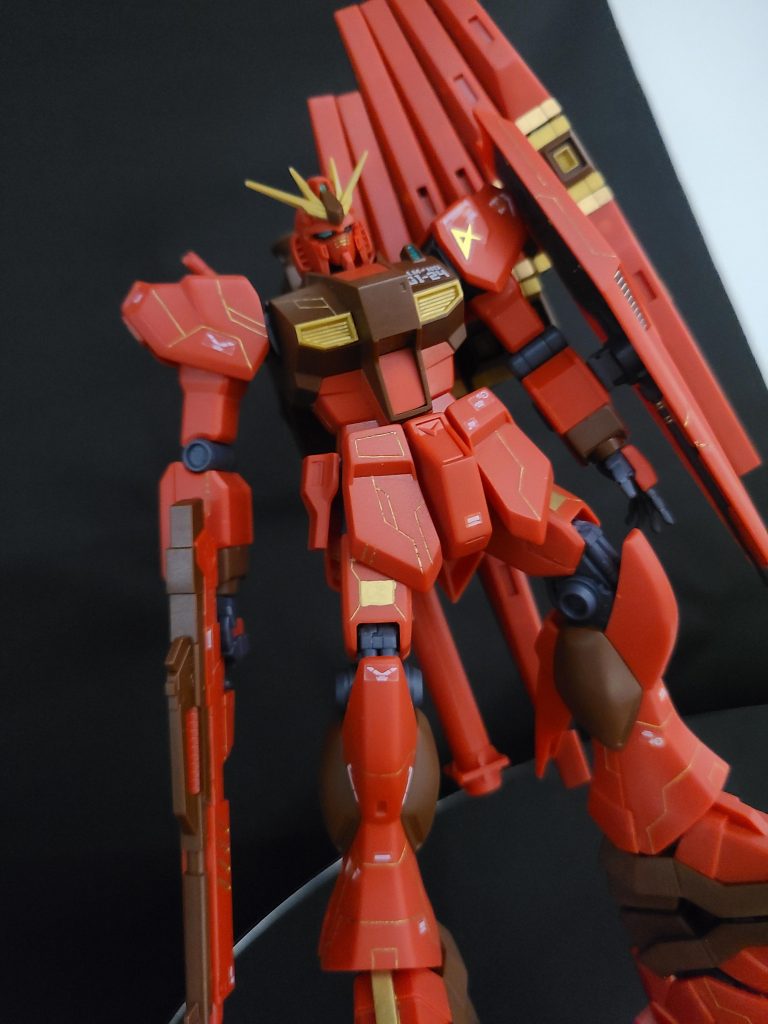 新規モールドは左右非対称にしました。背中のファンネルと逆側にモールドを多めに入れました。あまりこういうことはしたことなかったですが、個人的には良い感じに仕上がったと思います。