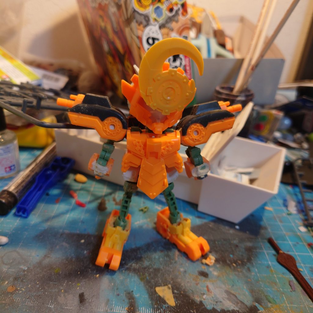 パーツをバラバラにして各部をくり抜いたり切り貼りして作りました。