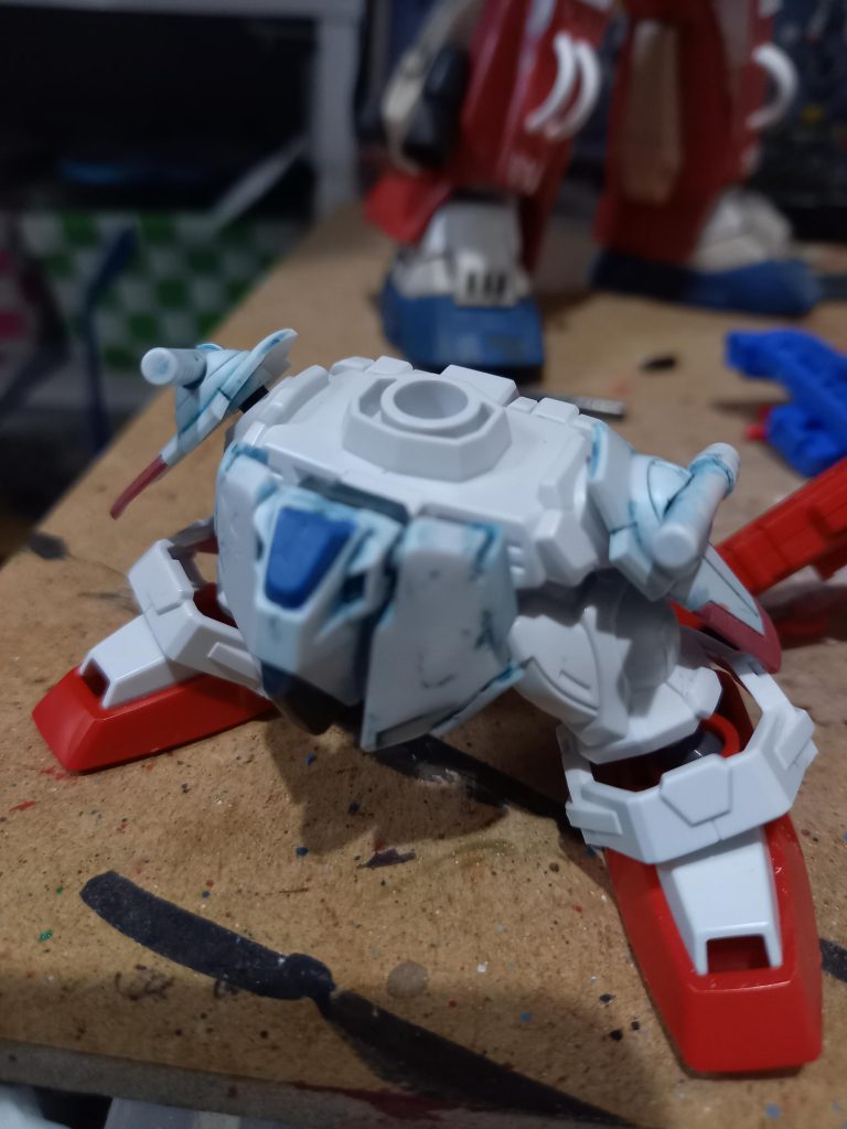 サイドアーマーは接着。フロントアーマーはランナー接続