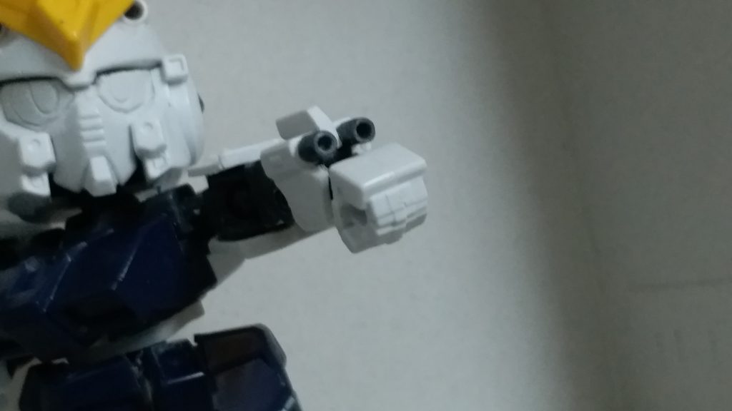 手臂機關槍簡化部分切割進行改造再用手鑽鑽窿