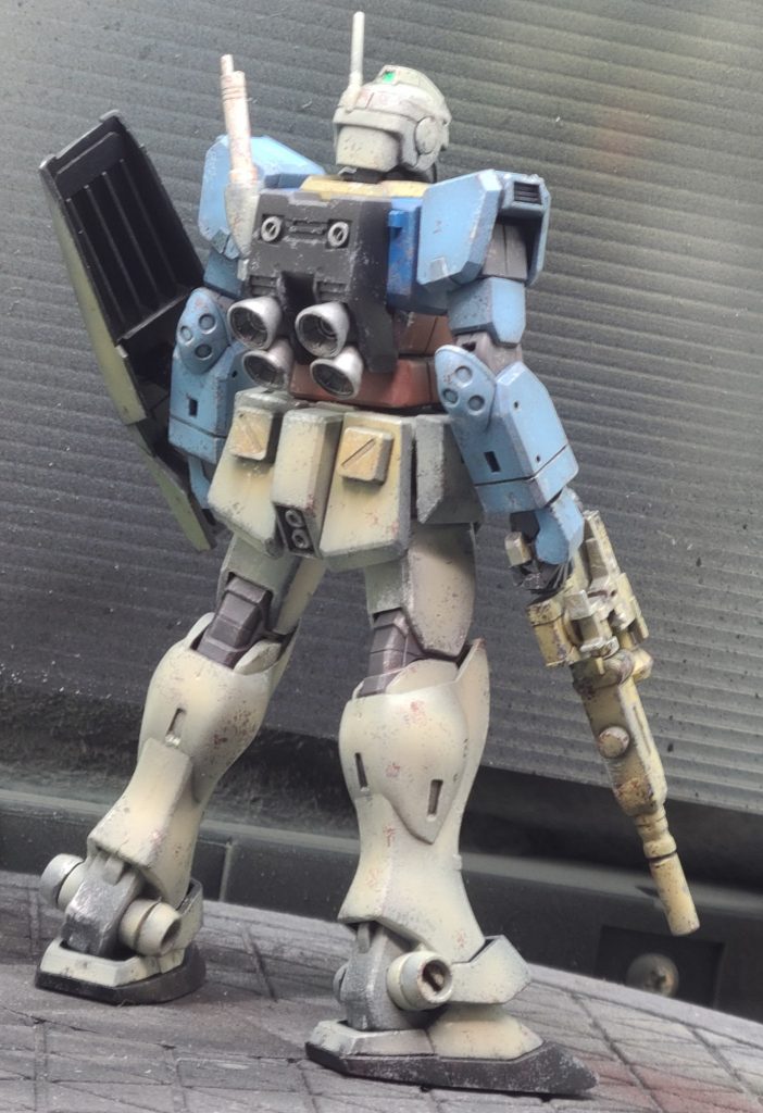 右後ろから。パッチワークらしく、各部位のカラーリングはもとになった機体準拠で、敢えて統一感からは逸脱してみました(笑)。