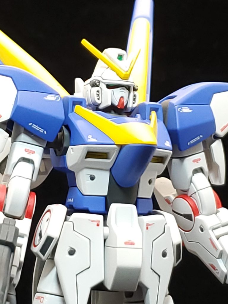 センサーやメインカメラはシールを貼ったお手軽仕様です。頭部バルカンはメタルパーツを接着しています。