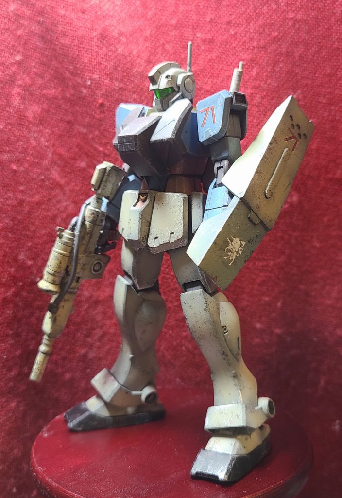 シンプルな立ち姿が好きです。デカールもシールドと左肩のみというシンプルスタイル。 