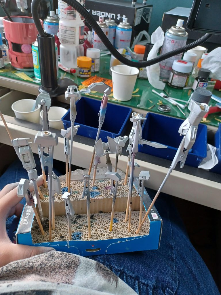 自分はいつもガンダム系のキットを作る時は下地をシルバーにします(*^^*)シルバーにすると黄色以外は下地色を分ける必要がなくなり時短になるので多用しています。