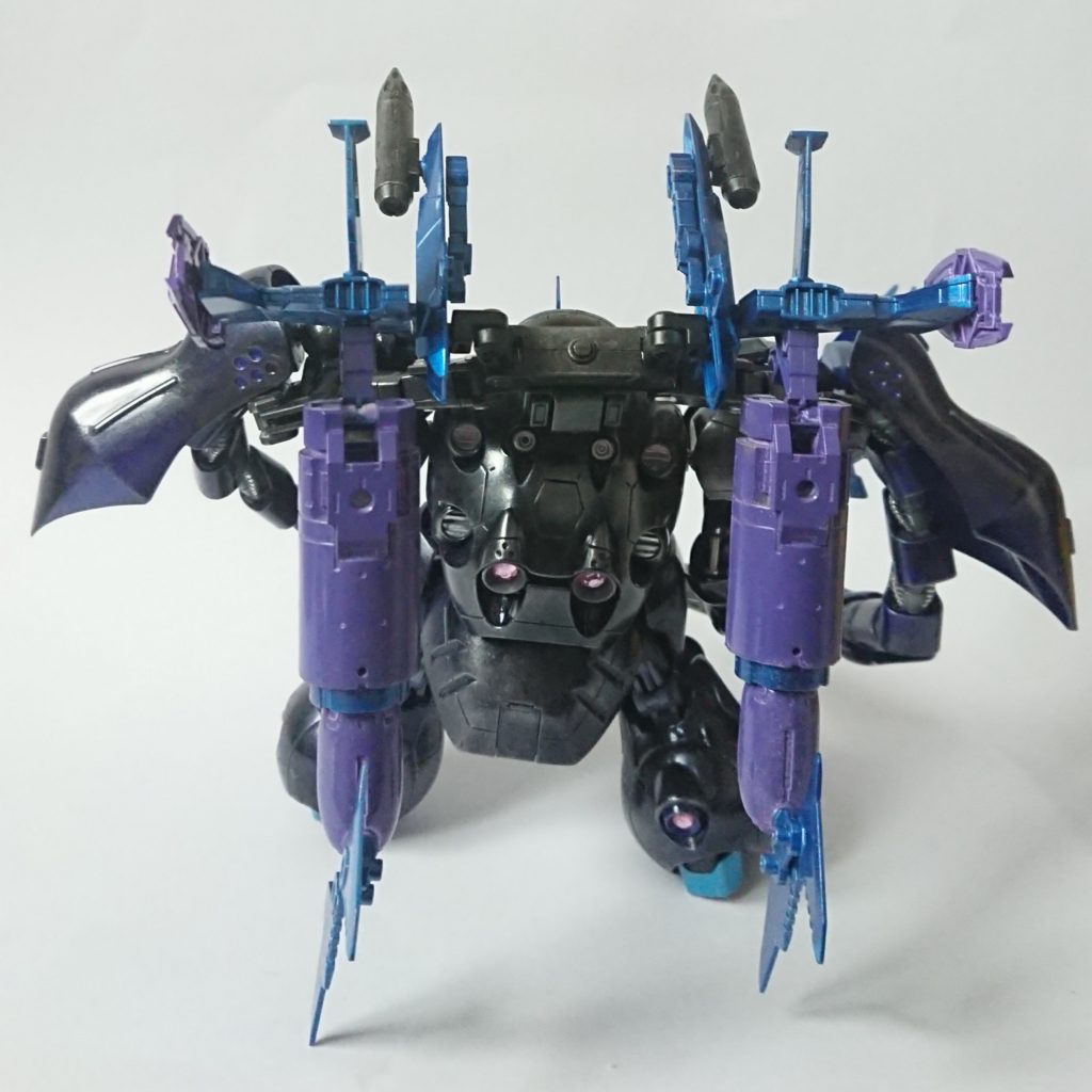 背面から。水中っぽいパーツを探していた所、30MMのエグザビークルを見つけまして購入。パーツの配置を変えてバックパックにしています。