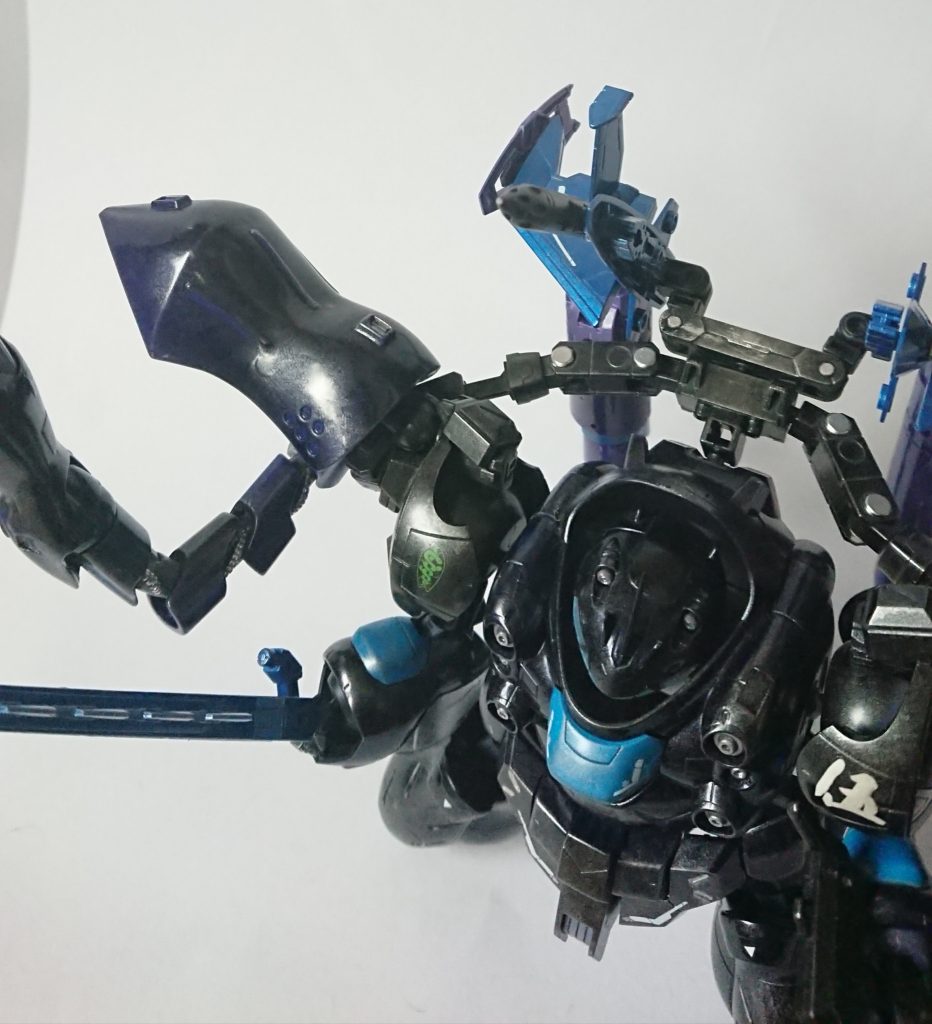 グシオンの肩アーマーを切りかき、30MMの関節パーツを埋め込みハイゴッグの腕を取り付けています。そのままですとグシオンの腕が重さですっぽ抜けますので、ジーエンアルトロンのパーツでサブアームを作りバックパックから伸ばして支えています。この加工により、どんなポーズでもへたる事が無くなりました。