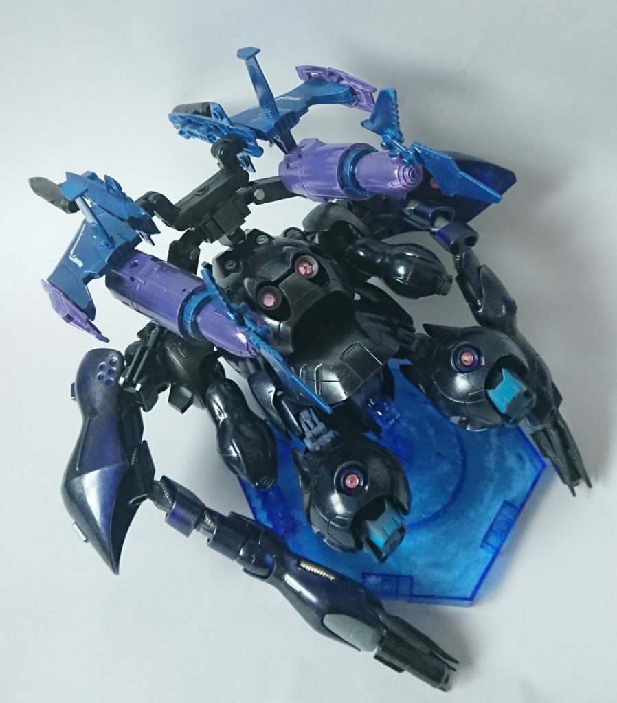 寝そべり、バックパックを変形させ巡航モード。ハイゴッグのミサイルカバーがあればもっとさまになるのかなぁ😣