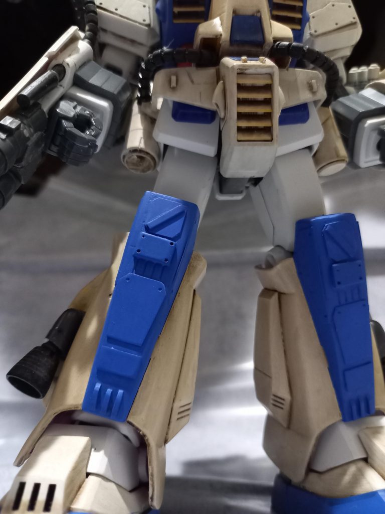 足のディテール。この後青に塗ってます。