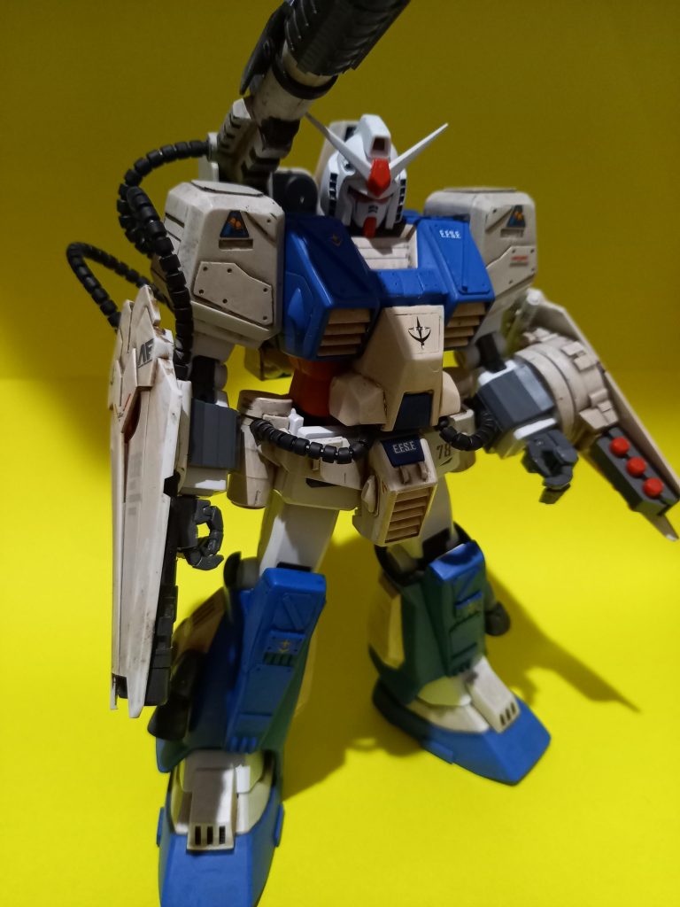 全体像　オフホワイト➕ウェザリングカラーグランドブラウン　フラットブルー➕シェードブルー　ガンダム本体はすみいれのみ。
