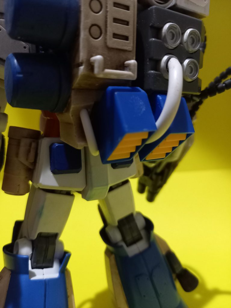 お尻まであったランドセルを1/3カット　タンク内蔵型にしてスラスターを上に上げました。チューブでデコレーション。