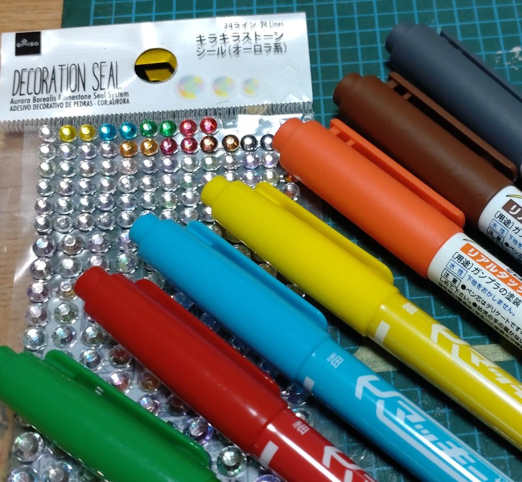 他にはネイルシールやユザワヤで買ったデコ石や100均シールを使用しています。100均シールはマッキーやリアルタッチマーカーで簡単に色変えできるのでコスパ的には大変ありがたかったです。