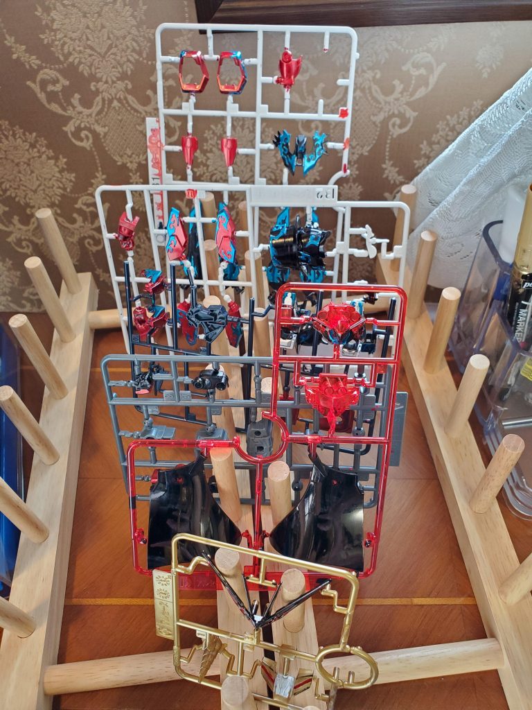 それでも塗りたくって土日潰したなあ。ガンダムマーカーEXとマッキーで塗りたくった。ひと月とか使って仕上げる人の根性すげーなと改めて思うのでした。