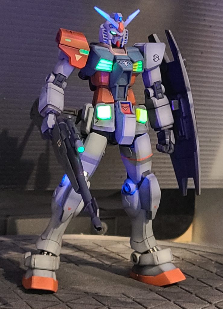 基本的に全塗装ですが、ベースガンダムの成型色(蛍光色)を一部活かしてブラックライトの光で発光するようにしています。
