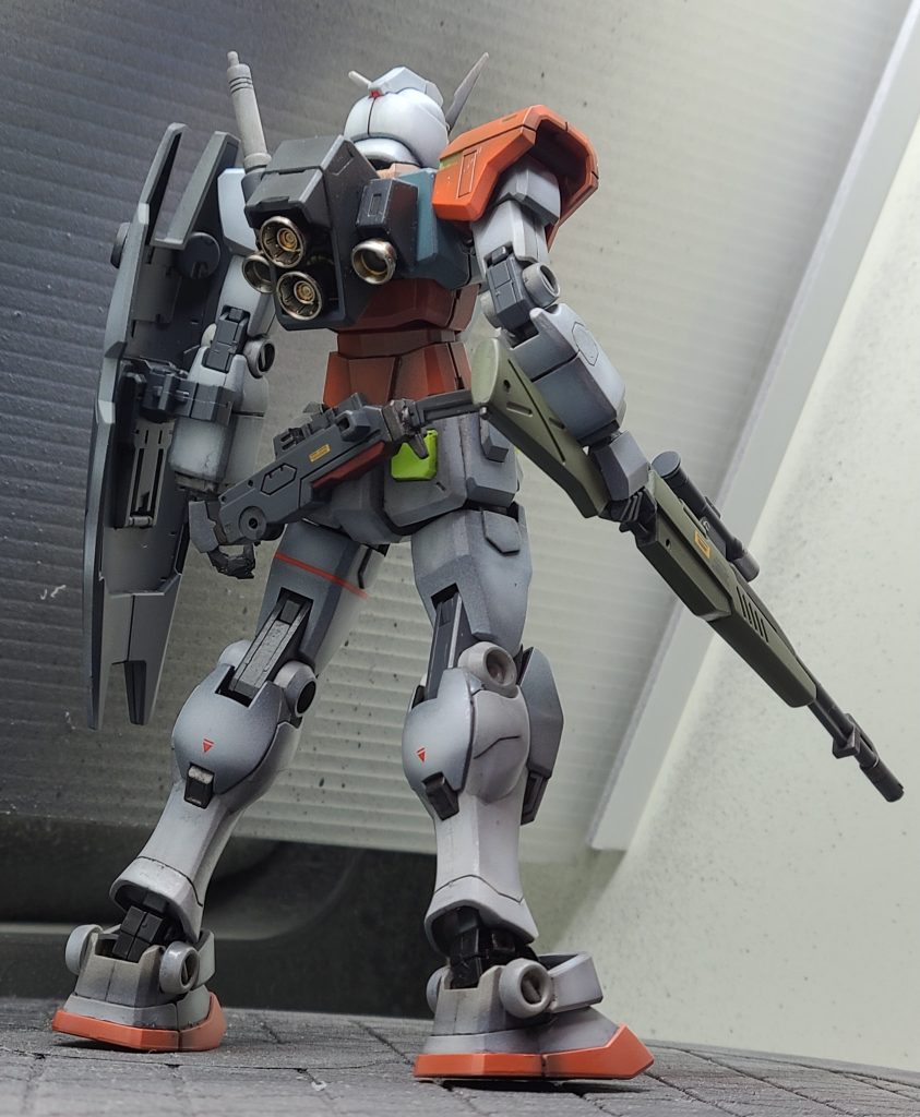 こちらもまたお気に入り。ベースガンダムのスリムなアレンジがいいですね。 