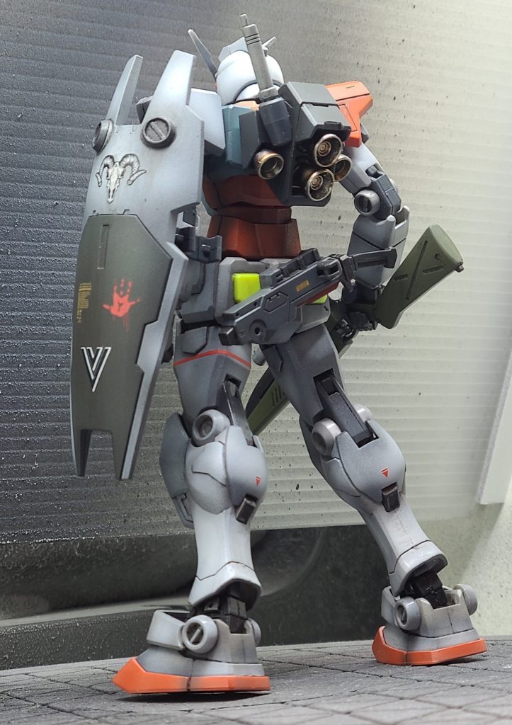 後ろ姿がカッコいい。お気に入りのアングルです。腰に装備したモノは、その辺のジャンクパーツに、その辺のグリップを合わせた、ナタのような、ショットガンのような、なんかの武器です。