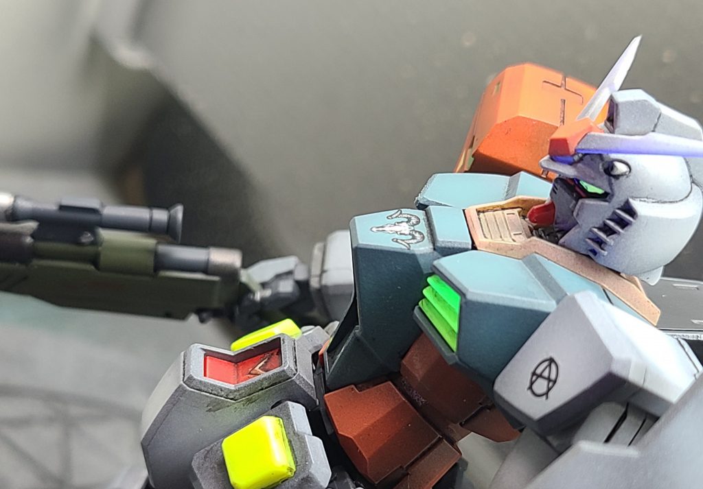 胸のダクトとフロントアーマーのヘリウムコア部分は同じ成型色(蛍光イエロー)なんですが、隣り合うブロックの色に影響されるのか、ダクトは緑色に見えますね。