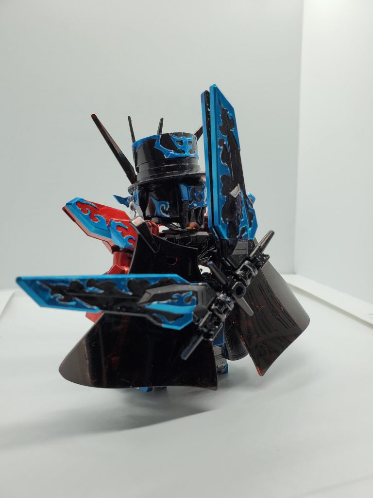 後ろ。炎のような装飾がペルソナの召還エフェクトにしか見えず塗りまくりました笑