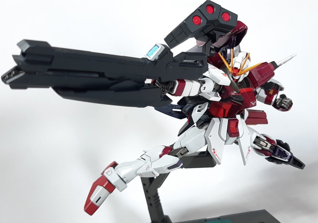 SEED撃ち射撃武装は『二連装リニアガン複合型高エネルギービームライフル』や『三連装ミサイルポッド』を装備し、デスティニーには無かった実弾武装を採り入れています。
