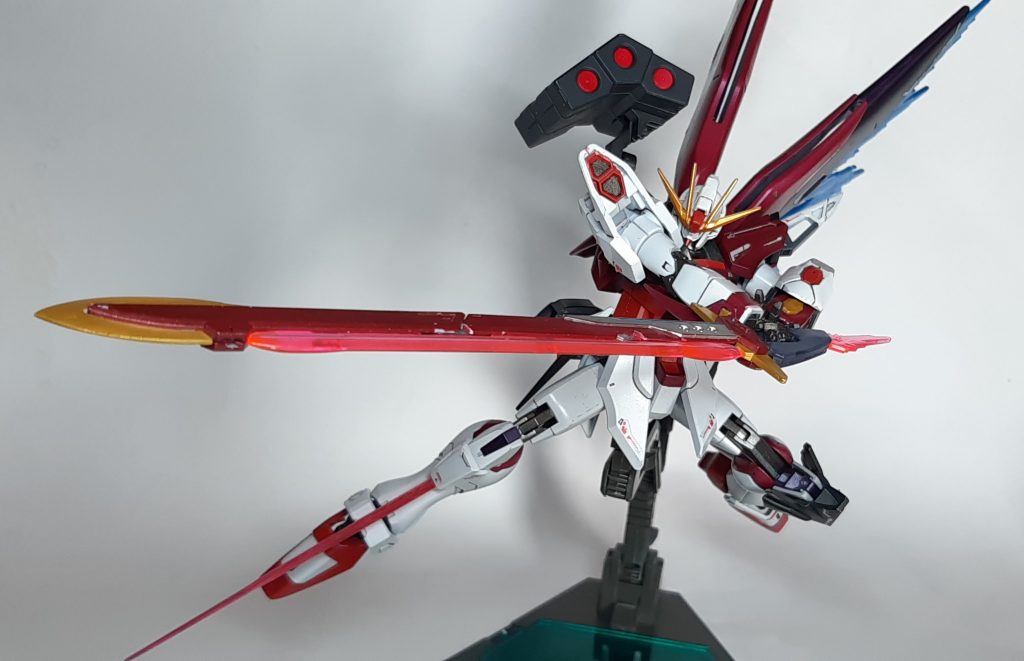 近接武装はアロンダイトを改造した『ガラティーン ビームソード』や右脚にビームブレイドを装備。ガラティーンはシュベルトゲベールの様に、柄の部分からビームを発生させる事ができるので、これを用いてハルバードモードにすることも可能になっています。
