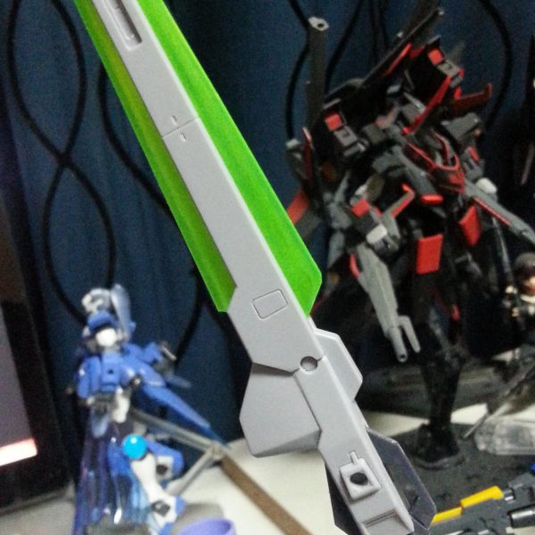 コアガンダムのビームガンのストック部分に伸縮ギミックを搭載してみました～これで長物系のドッキング武器があってもわきで抱えられるので安定して構えられるはず！アルケインの対艦ライフルのソードモードの持ち手部分にもなるので一石二鳥！（3枚目）