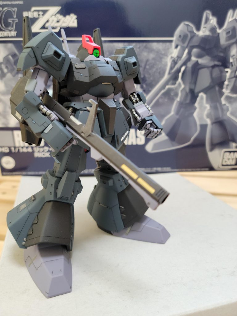 プラ板張り付けに挑戦してみました。切り出した部品が細かすぎるから、ボンドを塗るときや、本体に張り付けるときは、指や服がボンドだらけになりました。しかも苦労の割に、張り付けた効果は…。グハッ。