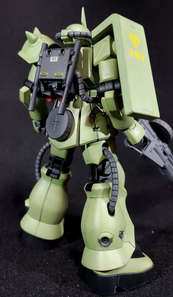 予備弾倉は素組みだと接続位置が低すぎるのでアーマー真ん中に来るように接続位置を調整しました