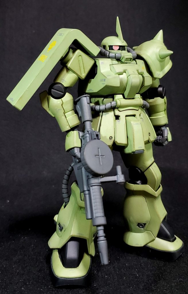 塗装はMSグリーンの上にライトグリーンとディープグリーンを薄く被せて錆色でドライブラシを施しています。コーションはハイキューパーツのグレーを使用して引き締めつつ、ビッター機シンプルさを邪魔しない程度に目立たない形にしています。