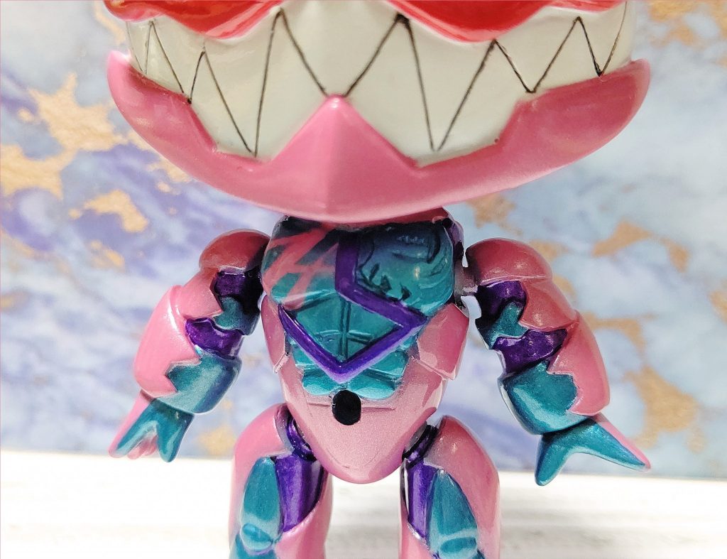 ベルトを外したボディです。胸のティラノも彫りこみました。