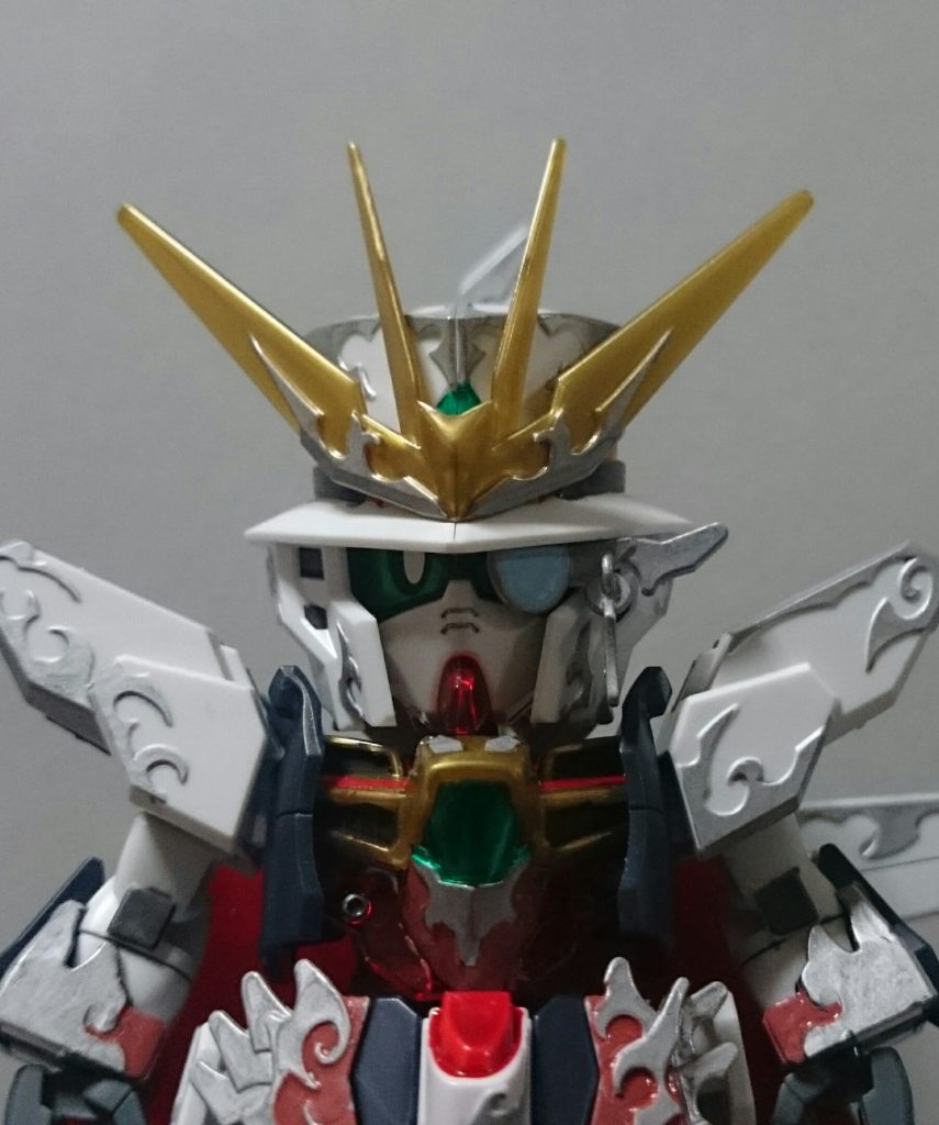 モノクルは白成形なので、シルバーとライトブルーで塗装