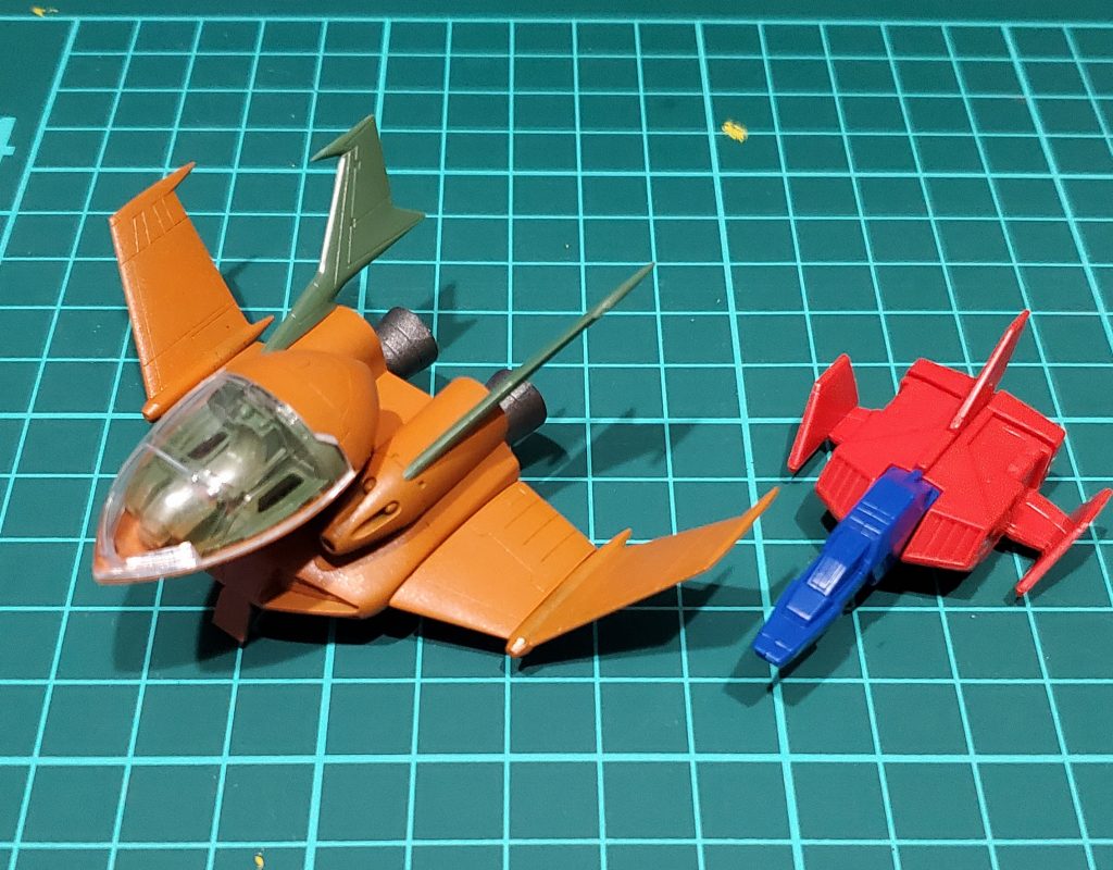 参考までに、1/144　ドップ(塗装中)と1/144　コア・ファイター(未塗装)コアファイター小さすぎじゃないですかね！