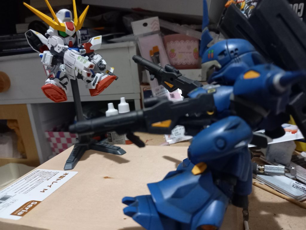 木のトレイを逆さにして台にして、紙粘土と木片チップと綿で土台としてます。