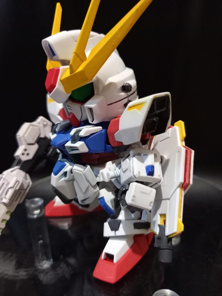 ライフルは成型色が赤なので全塗装　本体白は成型色　赤　青はファレホ筆塗り