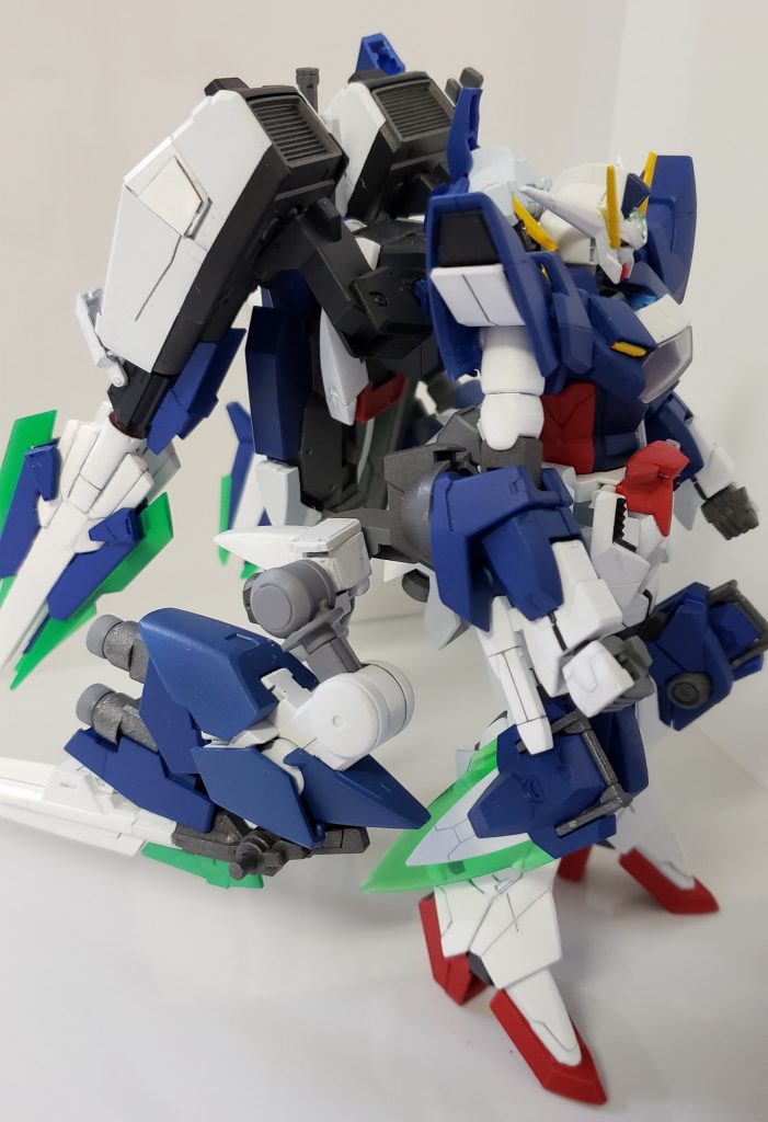 腰部背面からアームを介し可動式のスラスターユニット兼ソードホルダーを配置ユニット本体はジンクスIIIの脚部を流用スラスター&ホルダーはベースキットより