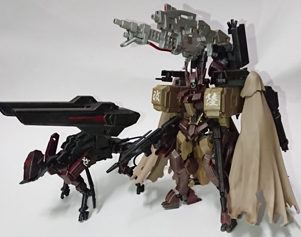 過去作でメイン武装のダインスレイブを使用してしまい放置していたフラウロスをようやく組む事が出来ました。何故か脳裏にタンクとマント、砲撃機体=砂漠仕様ってイメージが湧きました(何の作品のイメージでしょ？)ので、初めてなので控えめですが、塗装後に汚しを入れています。