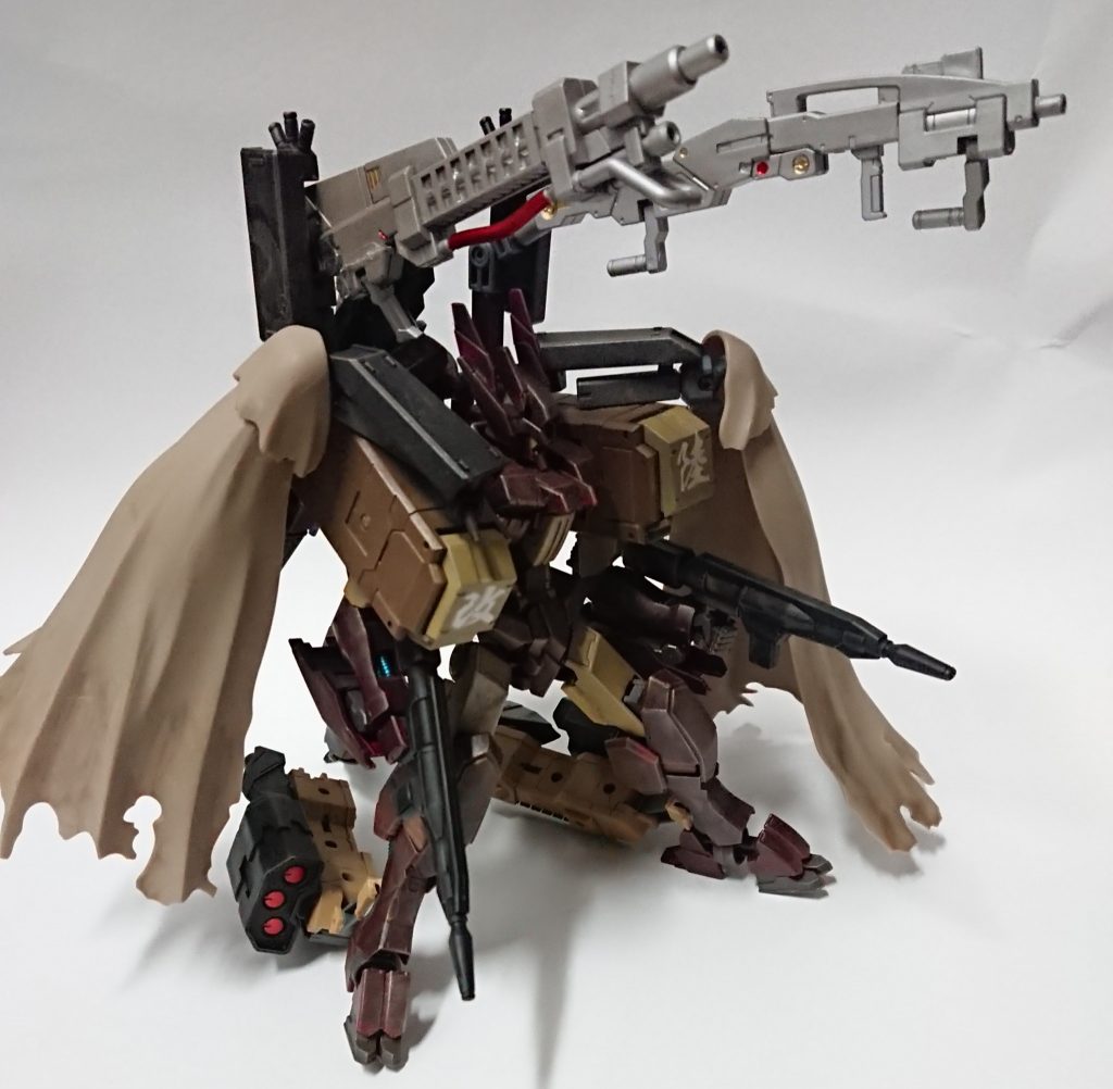 30MMのタンクパーツをそのまま使用してますので、通常は折り畳み使用じは展開して設置出来ます。コトブキヤのマントもボールデンアームズのジョイントを多重に使用してますのでぐりぐり動きます。