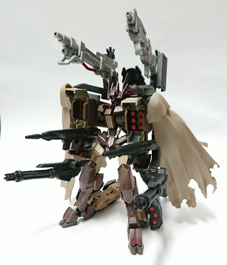 肩のミサイルを開き、背部のガトリングを展開して全弾発射。