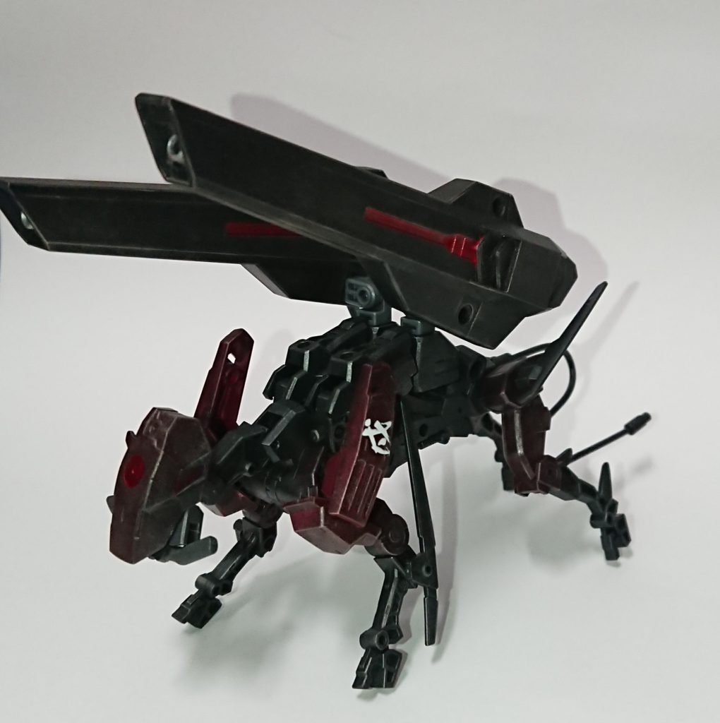 相棒のアンブラはドッグメカにフラウロスの、余った肩パーツを接着。アメイジングウェポンバインダーを装備し、作戦に合わせ武器を本体に渡して換装するイメージ。