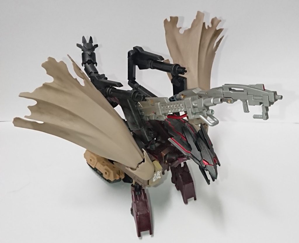 元々のフラウロスの変形は残したかったので、長さが足りない頭部カバーに戦国アーマーの余りを付け、しっぽも追加しドラゴンモードへチェンジ。後ろ足そのままタンクですが勢いでまあ良いかと仕上げています。ご閲覧、ありがとうございました。