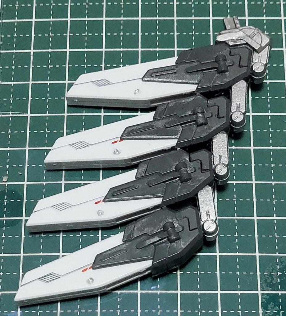 組み上げてしまうと目立ちませんが、増設バッテリーも塗り分けています。いつの間にかデカールが一つ剥がれていました。