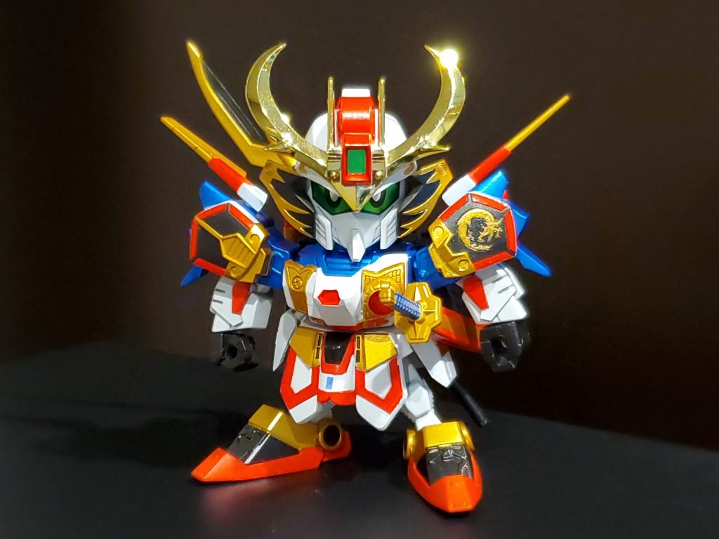 胸鎧はバラバラにして関平の鎧に移植、肩鎧は合わせ目で1mm位幅増して羽の接続穴も移動、腰部は三国伝黄忠ガンダムのものをベースにパテとプラ板で作成、脚を太腿で5mm延長、etc.手間がかかった分いい出来です!制作途中写真撮り忘れてました、ツライ