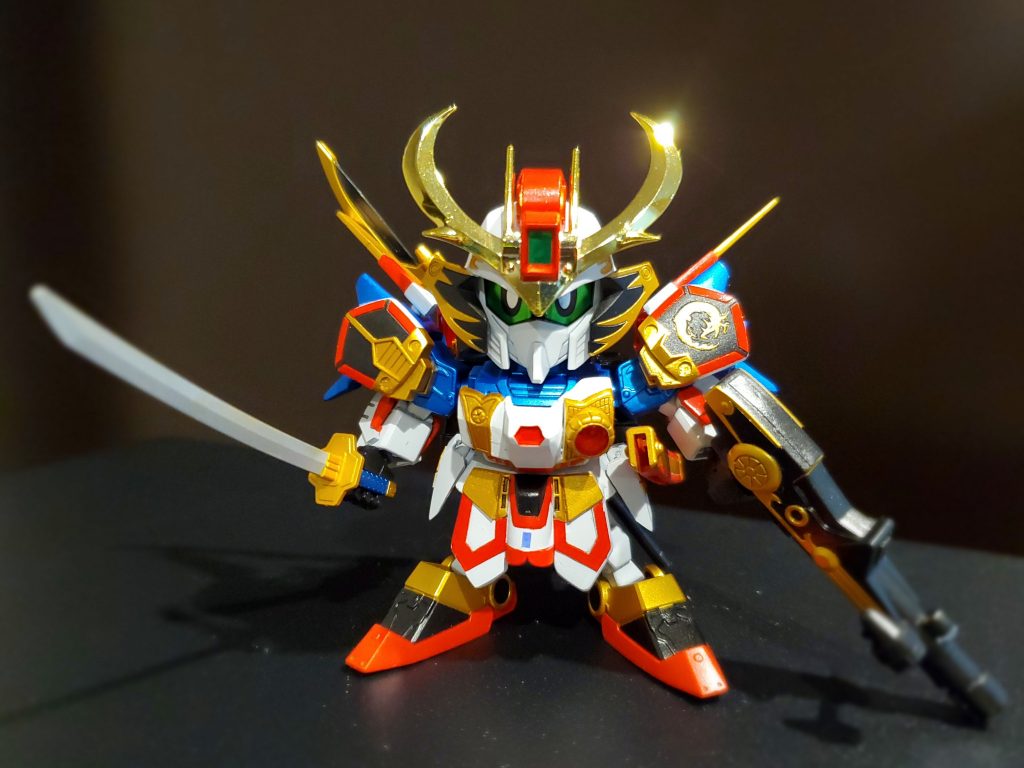 アクリジョンの黒鉄色、メタリックブルー、ホワイト、ガイアカラーのスターブライトゴールド、ローズブライトレッドを使用。いい感じのトリコロールになりました!